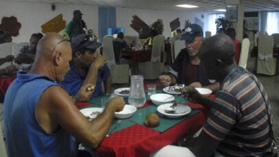 Trabajadores estatales en un comedor en Cuba