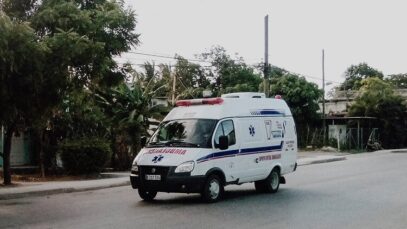 Ambulancia-Gazelle-en-Holguin-Cuba.-Imagen-de-referencia-En-Ruta-por-Cuba-Facebook.