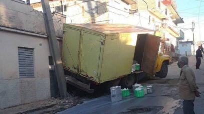 Camion-repartidor-de-leche-se-accidenta-en-una-pendiente-de-Santa-Clara