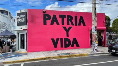 Grafitero-de-Miami-pinta-un-mural-con-la-fase-Patria-y-Vida