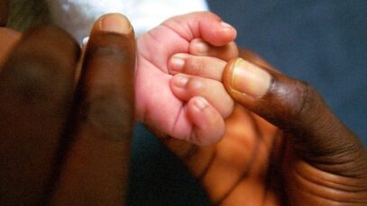 Mano-de-bebe-ilustrativa-de-World-Bank-Photo-Collection-Flickr