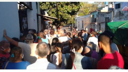 das-en-cola-para-comprar-unas-libritas-de-papa-la-nueva-lucha-de-los-cubanos-col