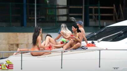 Boat zone mujeres bellas en el mar