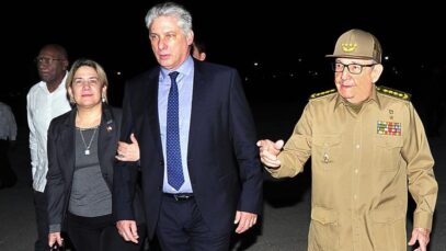 diaz-canel-llega-a-cuba-y-lo-recibe-raul-foto-estudios-revolucion-1