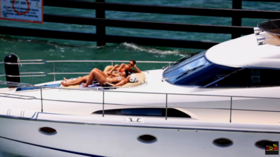 Botes y chicas calientes