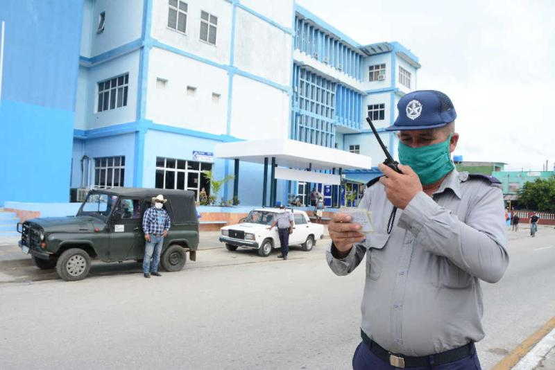 Caza de morosos en Sacti Spíritus para cobrar multas