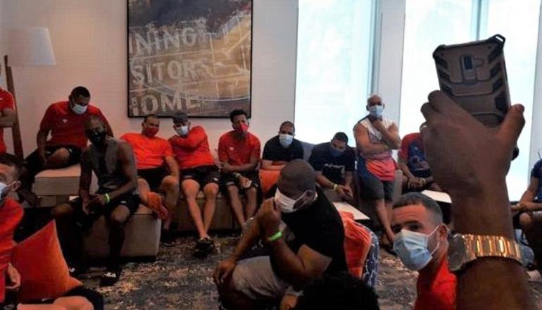 Peloteros cubanos: régimen decomisa sus celulares para evitar más deserciones