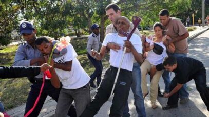 en-la-imagen-opositores-son-detenidos-protestar-un-lugar-publico-foto-efe