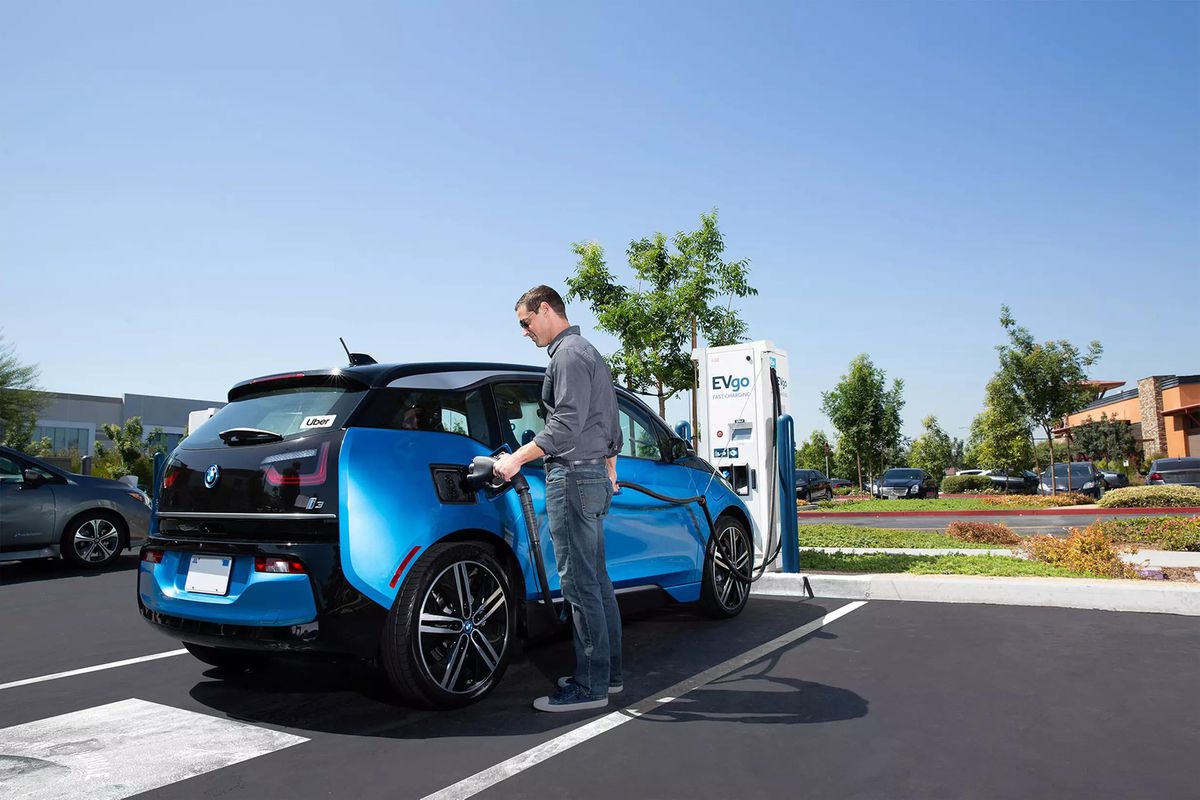 Uber y Lyft obligados a usar vehículos electricos en California