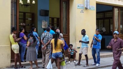 1623239785-anciana-cubana-12-horas-cola-farmacia-comprar-medicamentos