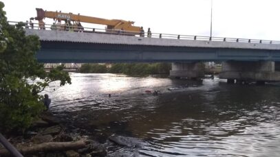 Auto-cae-al-agua-tras-accidente-en-el-puente-del-Viaducto-de-Matanzas-2