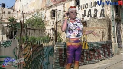 Lina jugando en el trampolin