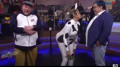 Una vaca invade El Show de Carlucho
