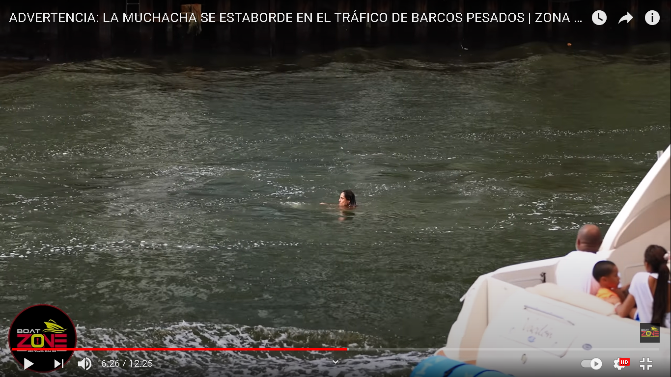 Chica linda cae al agua desde una lancha ¡Mucho cuidado!