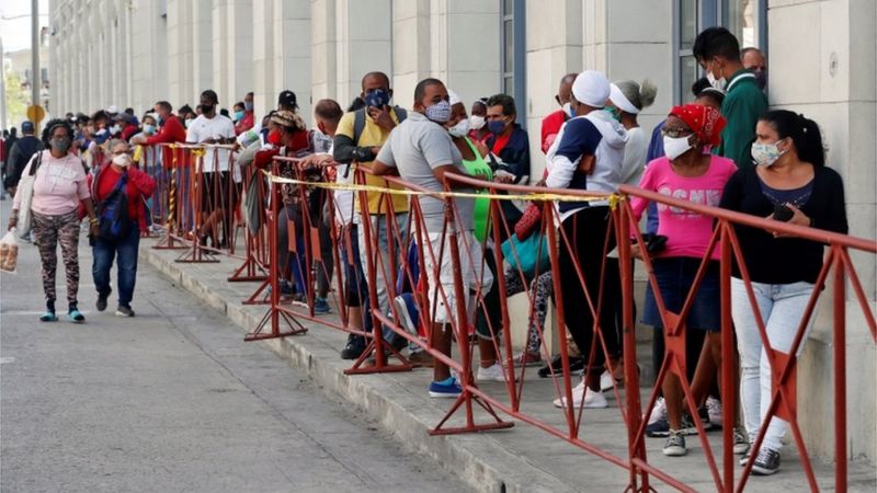 Colas en cuba: la esperanza de adquirir lo que no hay