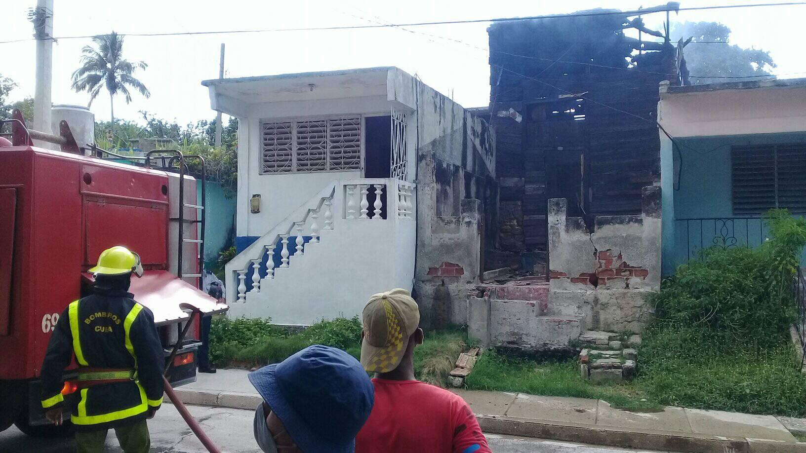 Casa en Manzanillo destruida por incendio