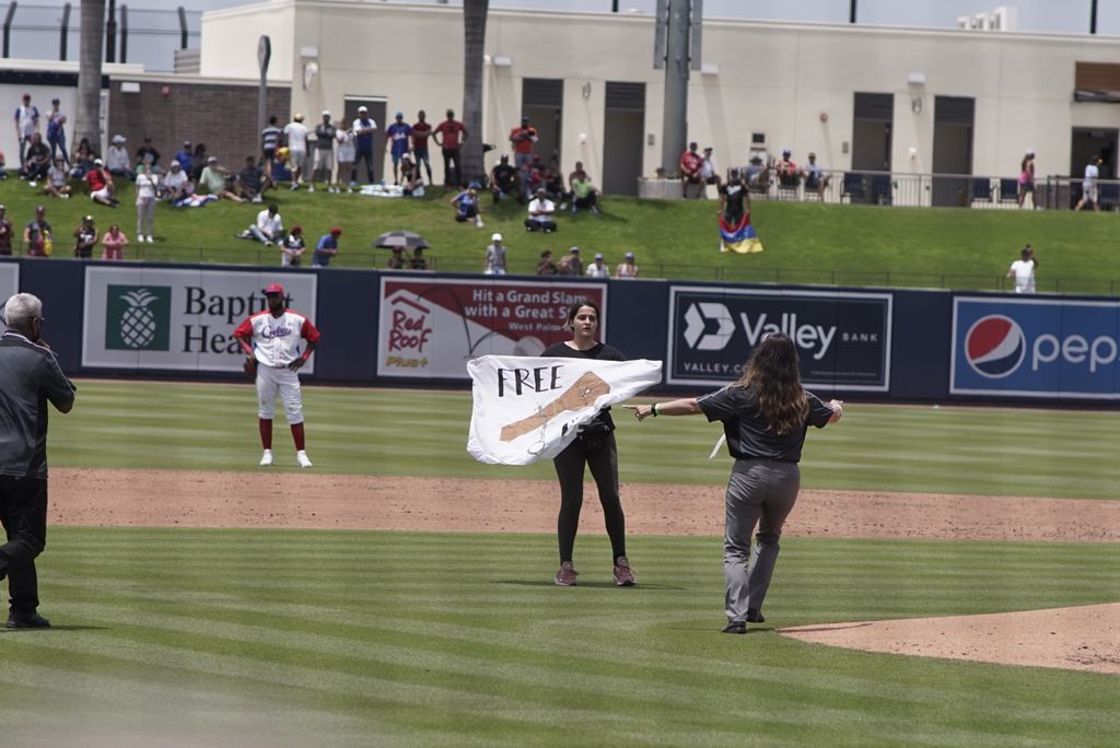 Joven irrumpe en juego de béisbol y pide libertad de Cuba