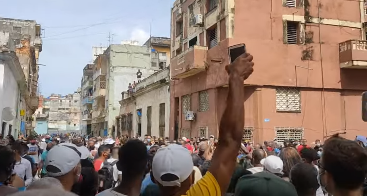 Confiscan móviles para identificar a manifestantes