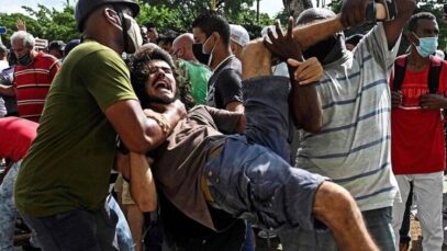 Represion-durante-protestas-en-Cuba.-SOS-Cuba-Twitter.