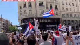 Yotuel pidió por Cuba en las calles de Madrid
