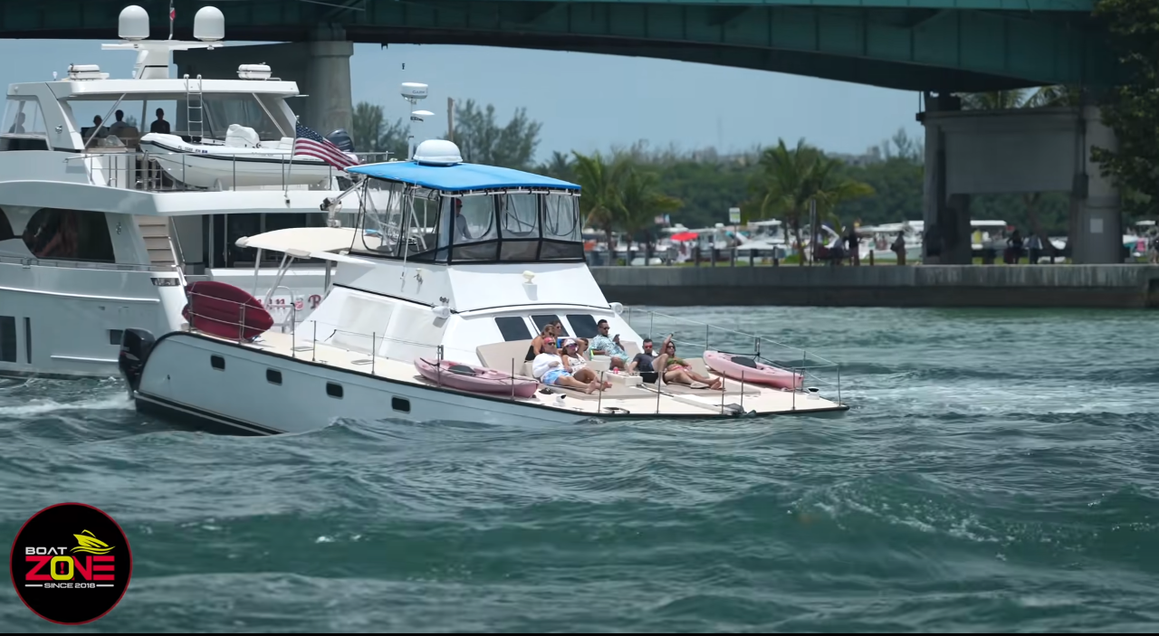 Paseo muy movido en lancha por el canal Haulover